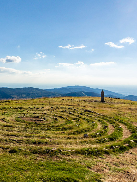 Spirale im Gras auf einem Hochplatau mit Blick in die Weite